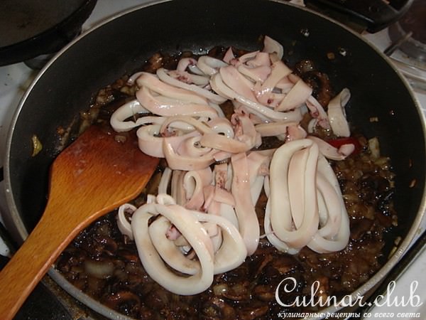 фасоль с грибами и кальмарами