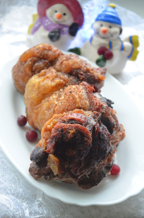 Мясной рулет с корейской морковью и клюквой
