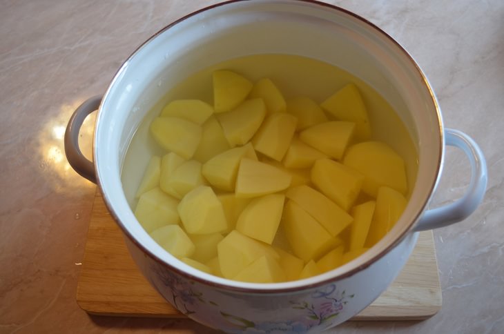 Нежная курочка с пюре из запечного сладкого перца и картофеля.