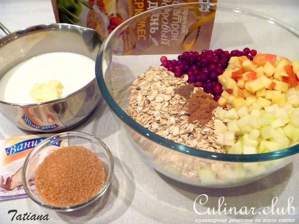 Каша овсяная с фруктами и брусникой