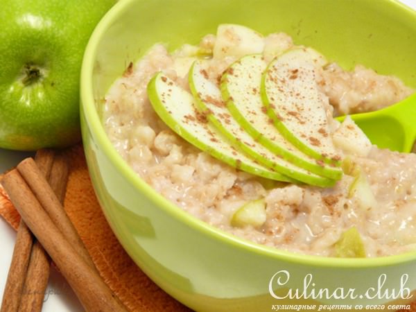 Овсяная каша с яблочно-коричным вкусом.