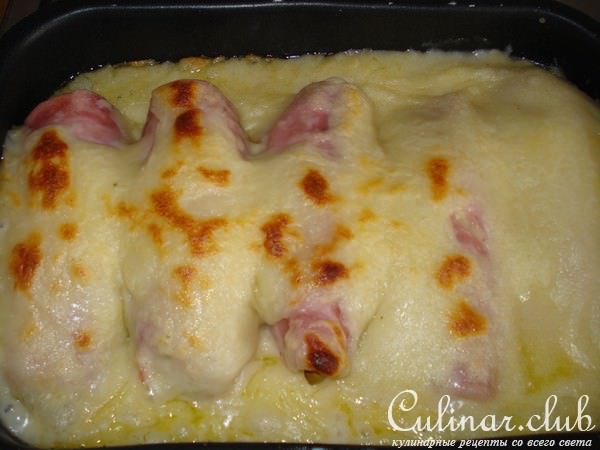 Цикорный салат с ветчиной под сырной корочкой