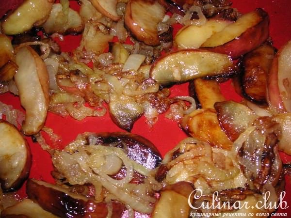 Печень с яблоками и луком
