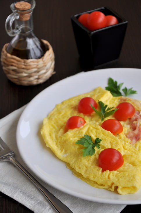Омлет с беконом и помидорами черри (ФМ)