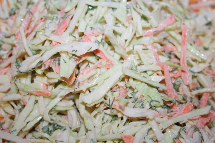 Сочная курочка с хрустящим картофелем и капустно-сырным салатом на гарнир