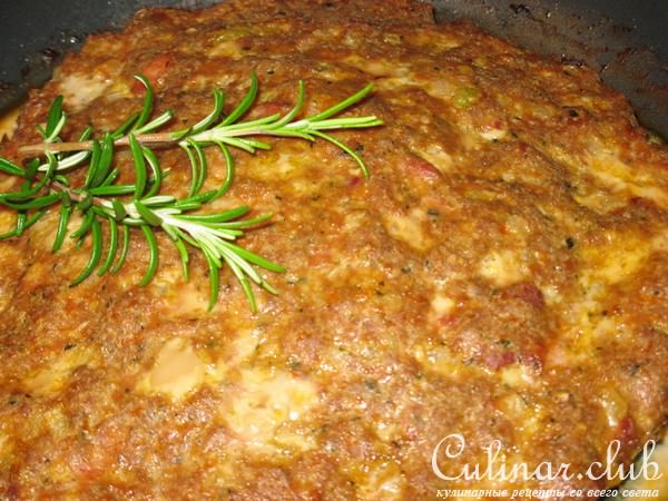 Запеканка по-гречески с томатным кетчупом.