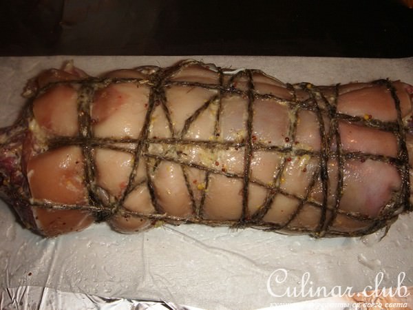Рулет из свиной ноги запеченный