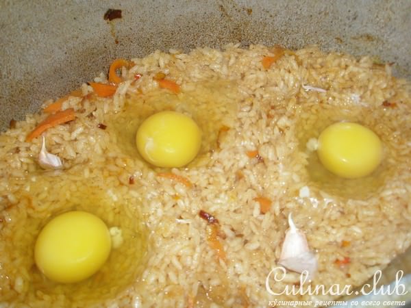 а-ля тухум палов (плов с яйцом)