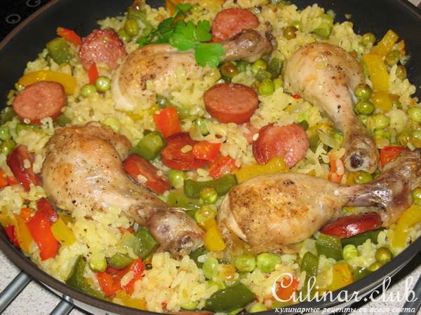 Паэлья с курицей и колбасой.
