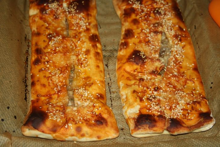 Хрустящий мясной пирог с кунжутом
