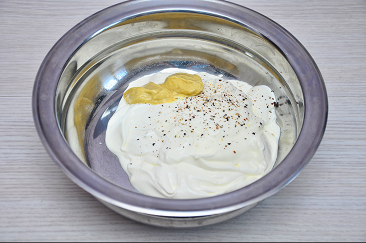 Картофельная запеканка с ветчиной, сметаной и яйцами
