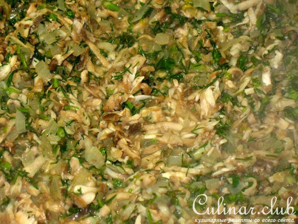 Шницель из индейки под шубкой из грибов и зелени