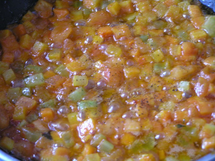 Жареный картофель с овощным рагу и чесноком
