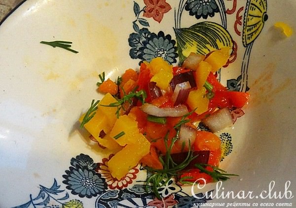 Курица с пюре из шпината и овощной сальсы.