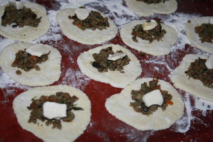 Пирожки из творожного теста с мясом и плавленым сыром