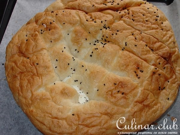 Запечённая лепёшка с зелёным салатом.