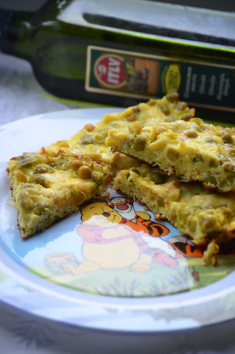 Омлет с горошком и сыром