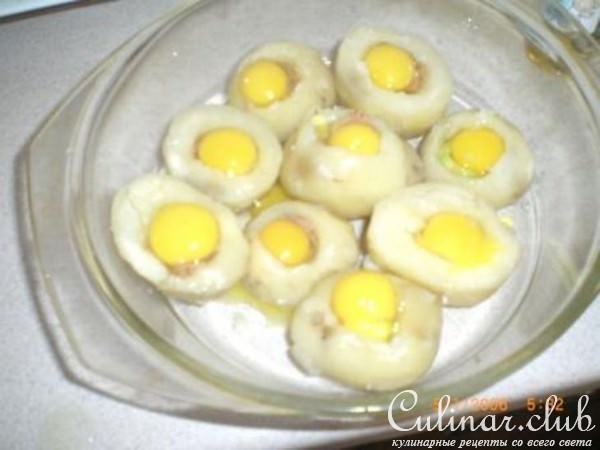Корзинки с тунцом и перепелиными яйцами под соусом