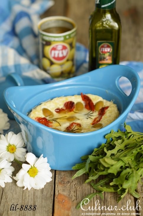 Творожная запеканка с оливками, вялеными томатами и розмарином.