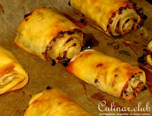 Мини-рулетики с начинками из жареного лука и чёрных оливок