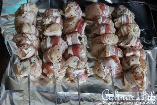 Шашлычки из курицы с соусом и салатом в средиземноморском стиле