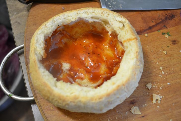 Копчёные рёбрышки, с овощами, мятным сыром, соусом барбекю, в булке из цельной муки.