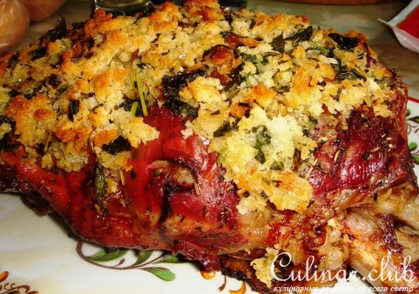 Жаренная баранья нога с мятно-луковой корочкой