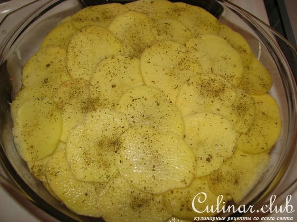 Курица запеченая под овощами