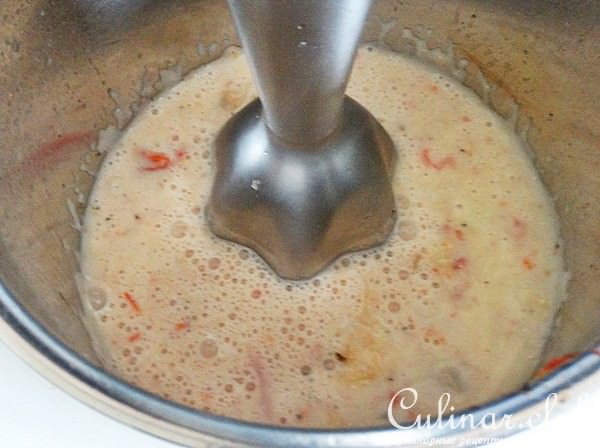 Соте с морепродуктами и пастой под соусом из морских гребешков.