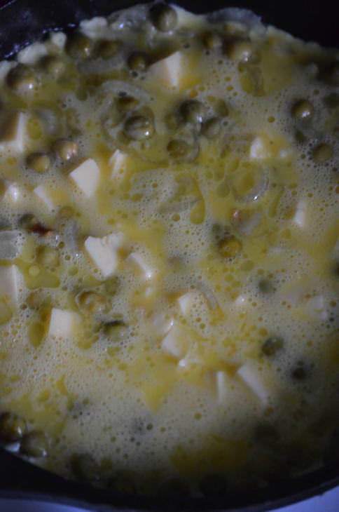 Омлет с горошком и сыром