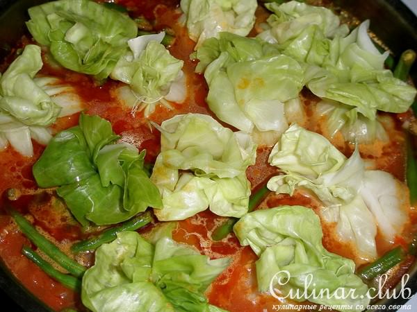Капустные мешочки с мясом и овощами с соусом по мексикански