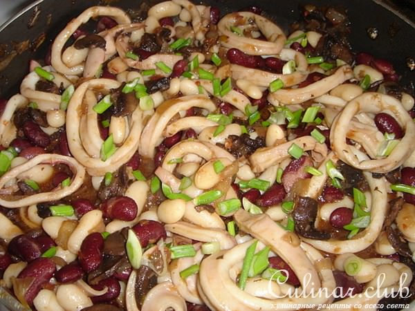 фасоль с грибами и кальмарами