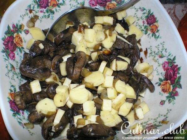 Курица фаршированная сыром и грибами