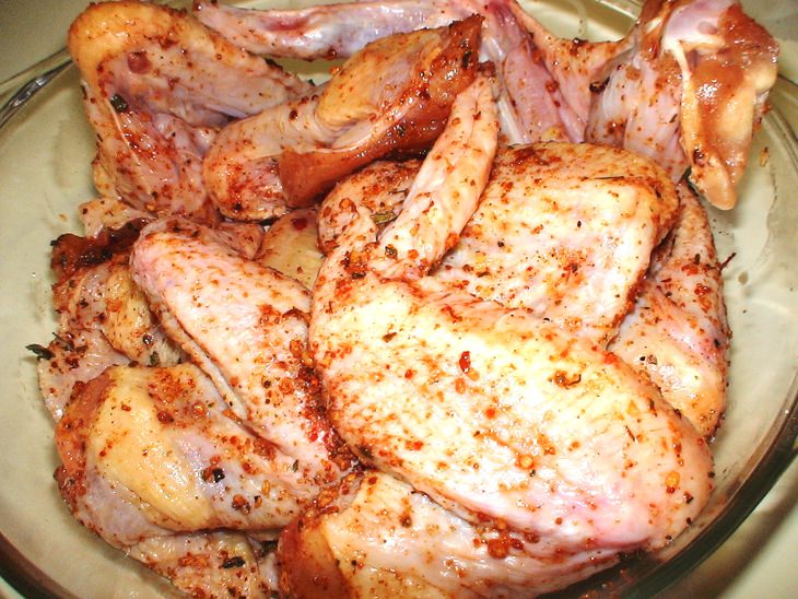 Жареные крылышки с картошкой и помидорами черри.
