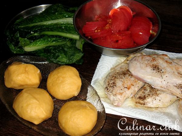Куриные грудки в тесте,с мангольдом и помидорами
