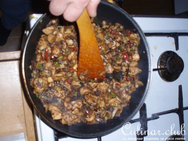 Слойка с мясной и грибной начинкой