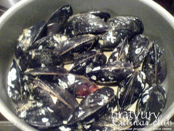 Мидии в морской воде и чесночном соусе