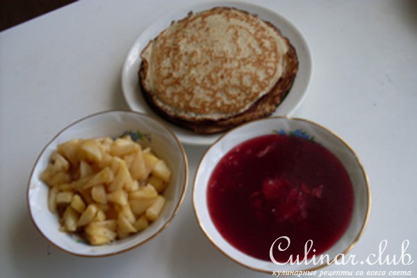 Блинчики с яблоками и клюквенным соусом