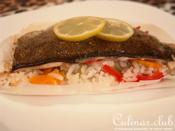 Форель в пергаменте с рисом и овощами