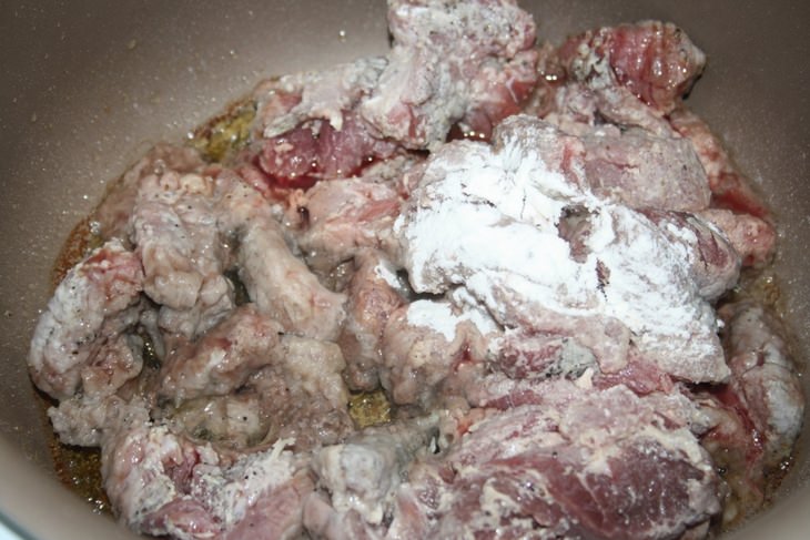 Пенне ригате с мясным соусом с грибами "Аля бефстроганов"