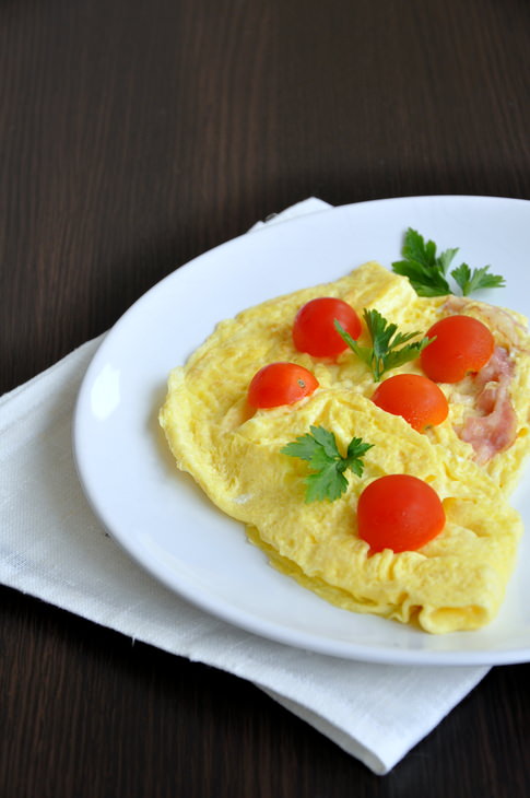 Омлет с беконом и помидорами черри (ФМ)