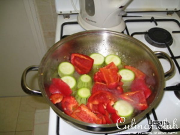 Индюшиные ноги с овощами.