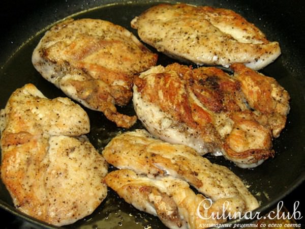 Лимонный куриный шницель с баклажанами и помидорами