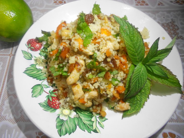 Табуле из кускуса с финиками и курица с арахисом