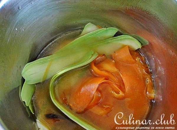 Соте с морепродуктами и пастой под соусом из морских гребешков.
