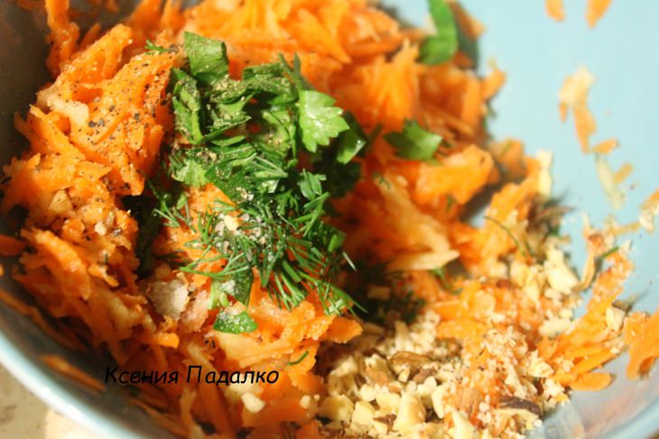 Нежная курочка с гарниром из моркови и яблока
