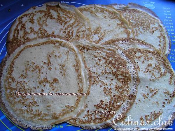 Блинный рулет с творожной начинкой под соусом "Рояль"