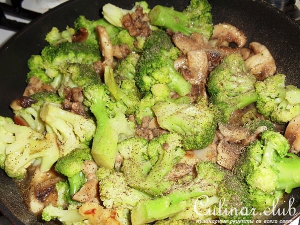 Запеканка из брокколи, с грибами и маслинами+лёгкий зеленый салат