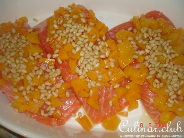 Лосось запеченный с персиком и орешками