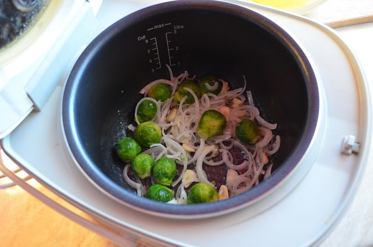Омлет с брюссельской капустой.